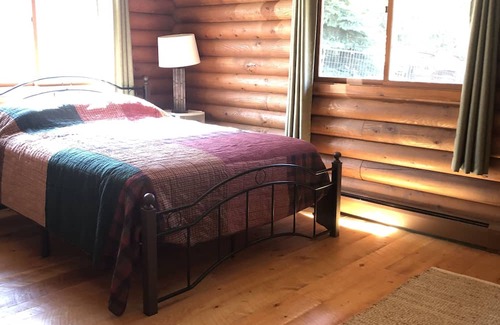 Bozeman Cabin | Comfortable log home in great Bozeman location close to MSU, hospital and trails