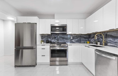 Guildford House | Pristine 3 Beds 2 Washroom Guest Suite in Surrey
