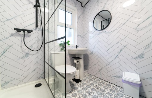 Liverpool House | FREE PARKING - Spacious 4-Bedroom Home Steps from Penny Lane