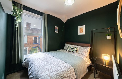 Liverpool House | FREE PARKING - Spacious 4-Bedroom Home Steps from Penny Lane