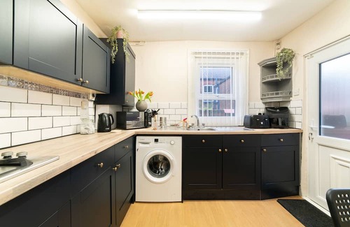 Liverpool House | FREE PARKING - Spacious 4-Bedroom Home Steps from Penny Lane