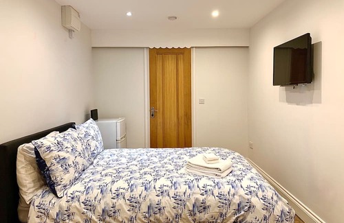 Ealing Common Apartment | Entire Flat W London, Near Heathrow & City Centre