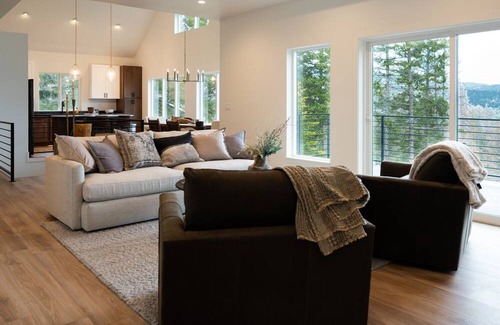 Lakeside House | Blacktail Mountain Home w/ Lakeview. Walk to town!