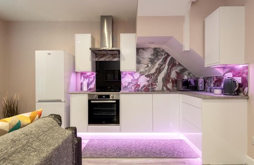 Gillingham Apartment | HUGE 1-Bed Apartment in Kent