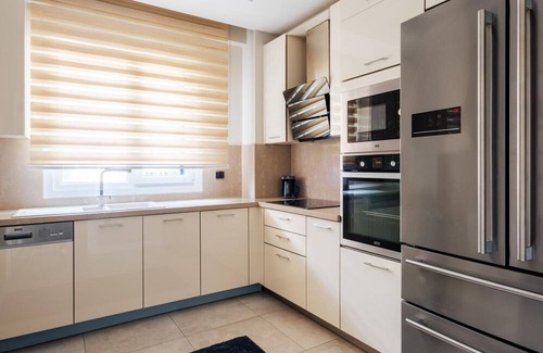 Fenerbahce Apartment | Central, Spacious Flat 3 min to Coast in Kadikoy