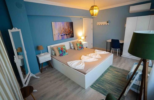 Marmaris City Center Apartment | Stunning Seaside Retreat w Balcony 1 min to Beach