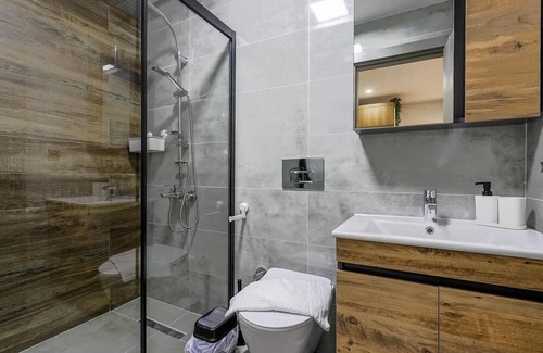 Muratpasa House | Gorgeous Hideaway with Balcony 10 min to Beach