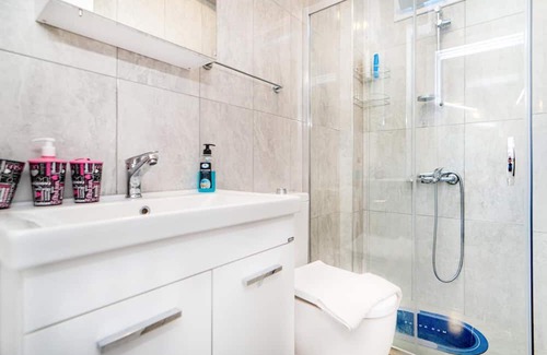 Turgutreis City Center Apartment | Charming Flat w Terrace 3 min to Beach in Bodrum