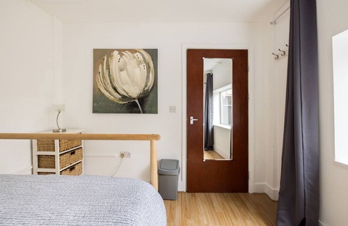 Grove Green Apartment | Cosy 1BD Flat London Zone3 w/ Parking, Perfect for Couples, Baby & Pet Friendly!