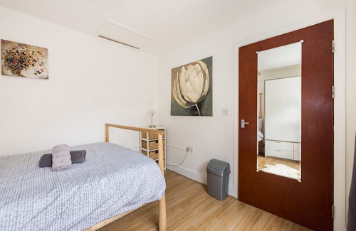 Grove Green Apartment | Cosy 1BD Flat London Zone3 w/ Parking, Perfect for Couples, Baby & Pet Friendly!