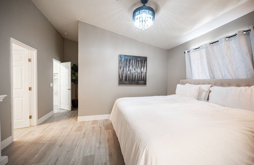 Paradise Apartment | Cozy Unique King Studio With Breakfast Nook - Close To The Las Vegas Strip