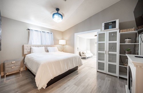 Paradise Apartment | Cozy Unique King Studio With Breakfast Nook - Close To The Las Vegas Strip