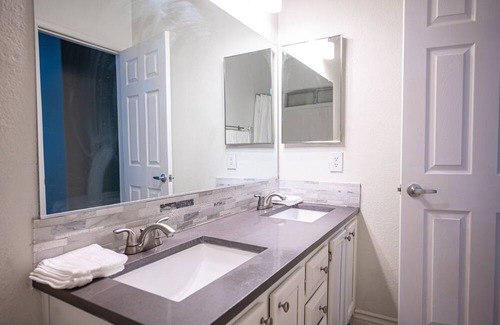 Paradise Apartment | Cozy Unique King Studio With Breakfast Nook - Close To The Las Vegas Strip