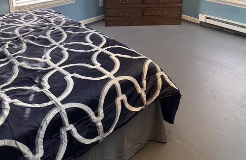 Stuart House | Simple house, king size bed with full bathroom and a kitchenette.