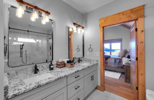 Banner Elk House | NEW! Sleeps 10, Hot Tub, Grandfather Mountain views, minutes to ski resorts!