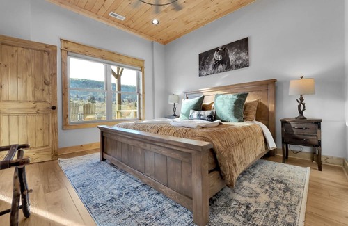 Banner Elk House | NEW! Sleeps 10, Hot Tub, Grandfather Mountain views, minutes to ski resorts!