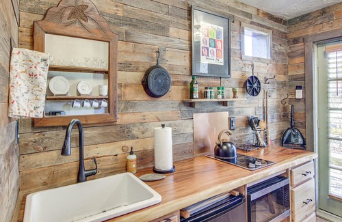 Saluda Apartment | Cozy Downtown Saluda Apartment w/ Deck!