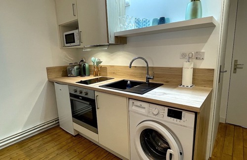 Dreux Apartment | Dreux #5 - Royal View, Heart of the City, bright studio