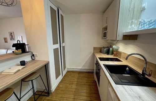 Dreux Apartment | Dreux #5 - Royal View, Heart of the City, bright studio