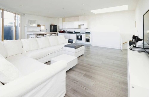 Guildford Apartment | Modern 2BR Apartment in Guildford