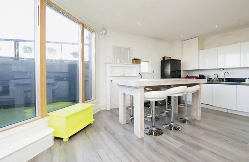 Guildford Apartment | Modern 2BR Apartment in Guildford
