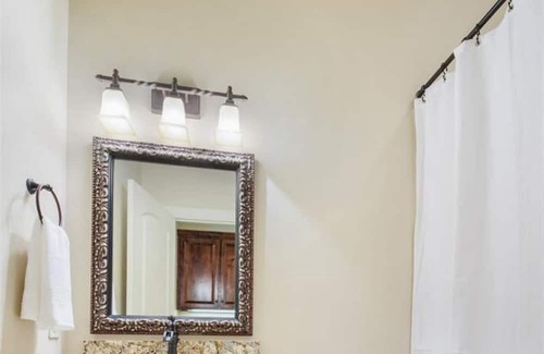Grapevine House | Historic Grapevine 3-bedroom house 4 minutes walk from Historic main street.