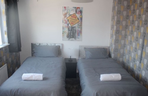 Dudley House | Perfect for Contractors, Nurses/Doctors and families for short stay leisure.