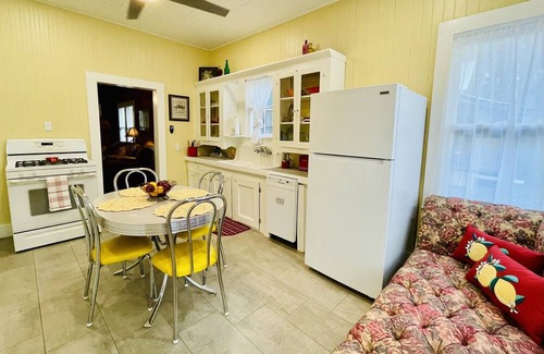 Lafayette Cottage | Spacious Waterfront Cottage + 2.5 Acres on the Bayou! In the 💛 of Lafayette
