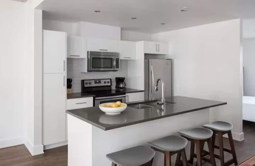 Latin Quarter Apartment | Place-Des-Arts 1-Bedroom Condo