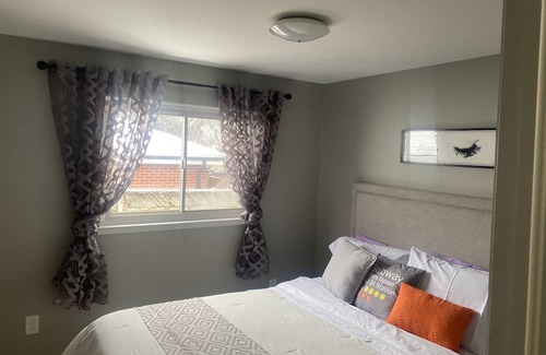 Applewood House | 4 Bedroom Stylish Home 11 min from Toronto Pearson Airport