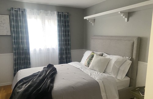 Applewood House | 4 Bedroom Stylish Home 11 min from Toronto Pearson Airport