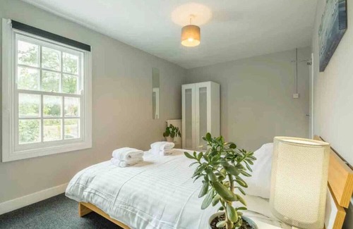 Cambridge Apartment | Cambridge 3 bedroom flat with private parking