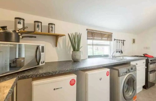 Cambridge Apartment | Cambridge 3 bedroom flat with private parking