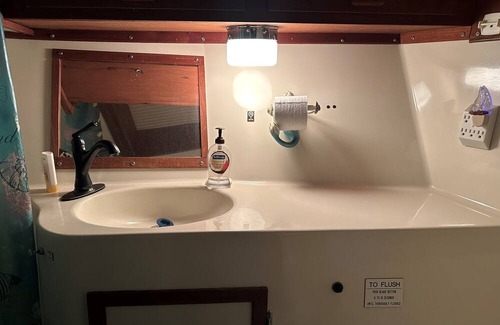 Midtown Boat Rental | Seafood Houseboat in Key West