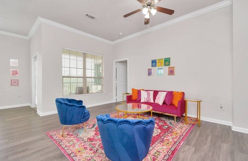 George Bush Park/Eldridge Apartment | Glamorous Giddy-Up Getaway: Minutes to Downtown Houston. High quality amenities.