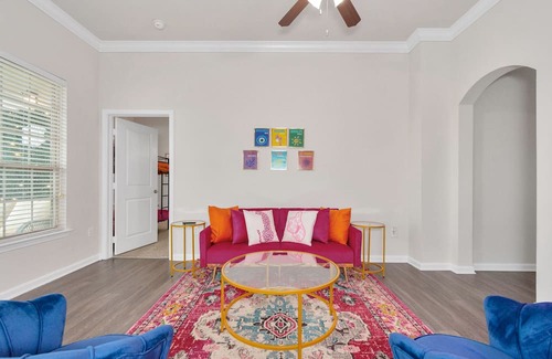 George Bush Park/Eldridge Apartment | Glamorous Giddy-Up Getaway: Minutes to Downtown Houston. High quality amenities.