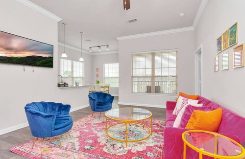 George Bush Park/Eldridge Apartment | Glamorous Giddy-Up Getaway: Minutes to Downtown Houston. High quality amenities.
