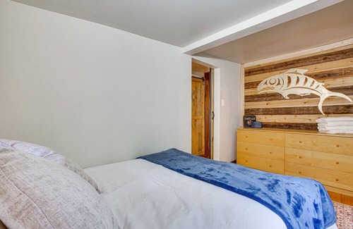 Lime Kiln Cabin | Arlington Creekside Cabin w/ Hot Tub & Fire Pit!