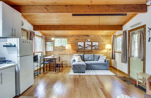 Lime Kiln Cabin | Arlington Creekside Cabin w/ Hot Tub & Fire Pit!