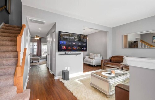 East Highland Park House | Chic Townhouse Retreat: Your Home Away from Home!