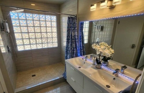 Spring Valley Villa | Luxury Diamond Class 2,700 sqft Villa 15-min STRIP with FREE Heated Pool