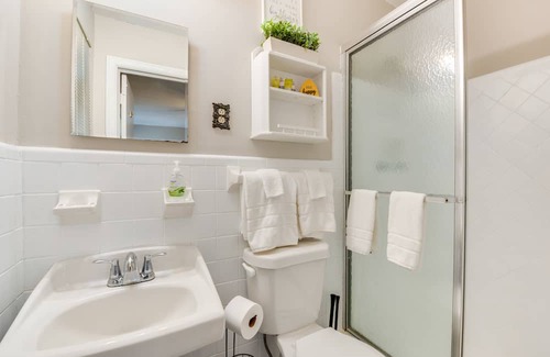 Austell House | Cozy Austell Home w/ Sunroom - 4 Mi to Six Flags!