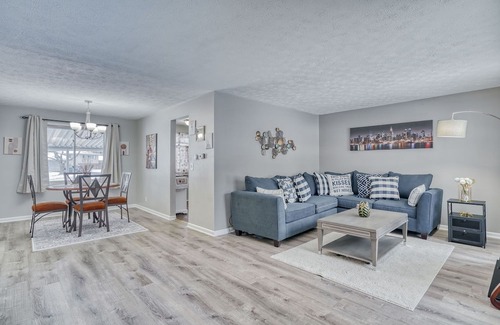 North Greece House | 4-Bed Haven for Nurses: Near Hospitals, Mins to Restaurants & Shops