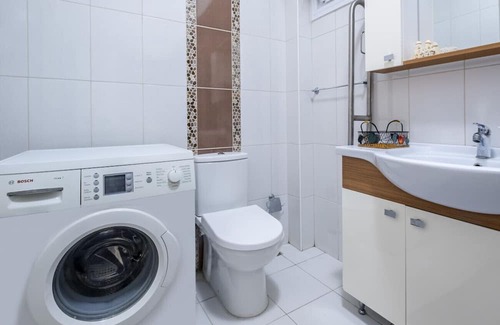 Caddebostan Mahallesi Apartment | Chic Flat with Balcony Close to Caddebostan Shore