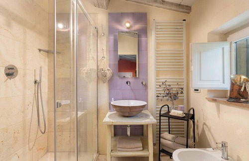 San Casciano dei Bagni Villa | New! Casale Volare, Stylish Tuscany Farmhouse with House Chef,Pool, Pet Friendly, Thermal Baths