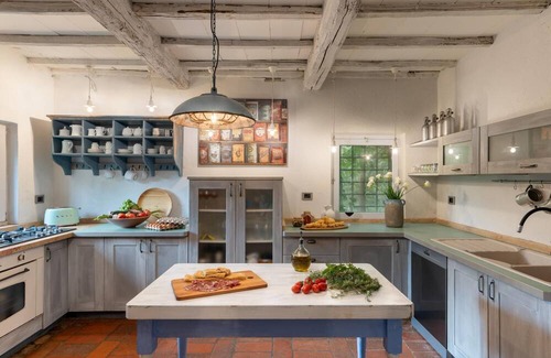 San Casciano dei Bagni Villa | New! Casale Volare, Stylish Tuscany Farmhouse with House Chef,Pool, Pet Friendly, Thermal Baths