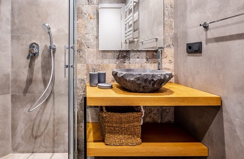 Bostanci Apartment | Vibrant Flat next to Bostanci Marmaray Station