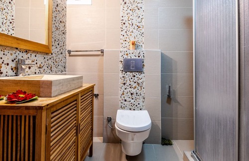 Ust Bostanci Apartment | Vibrant Flat in Atasehir with Central Location