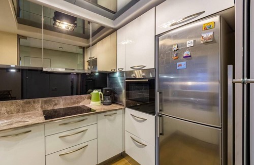 Besiktas Apartment | Stylish Flat with Backyard near Malls in Besiktas