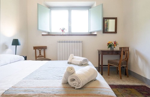 Vernazzano Basso Villa | Lovely apartment in villa with pool, WIFI, patio, pets allowed and parking, close to Cortona